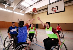 Keine Hemmungen hatten die Schüler der Schöllkopf-Schule beim Rollstuhlbasketball, das von Armin Ohran (kleines Bild) im Sportunterricht zum Thema Inklusion angeboten wurde. Foto: Jörg Bächle